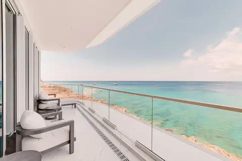 CENTURY 21 | FIN- CHIC 4 BED W DEN CONDO