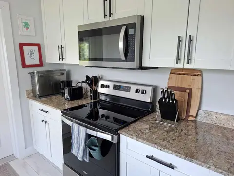 Master Bedroom with Ensuite & Office Space – Shared Duplex, Quiet Professional Home