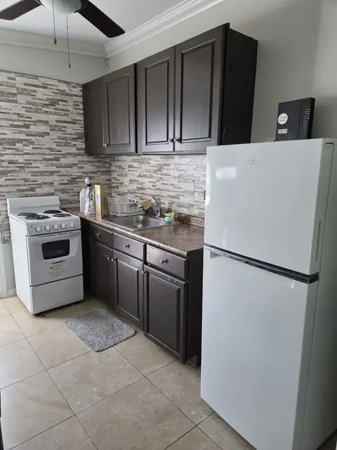 1bd, 1bth conveniently located, within walking distance to Pasadora Place, George Town