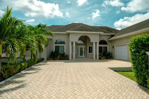 CENTURY 21 | 4 BEDROOM BEAUTIFUL FAMILY HOME IN SAVANNAH