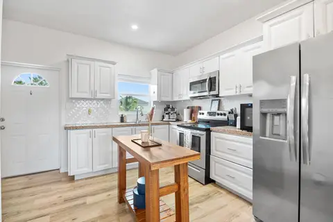 CHERRY TREE VILLAS #4- LOVELY 2 BED NEAR MIDLANDS ACRES
